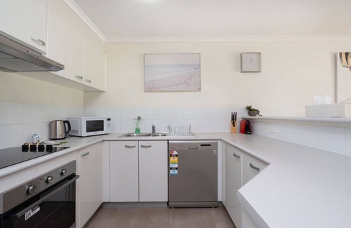 Narrabundah Apartment | Bright 2-Bed Apartment Near Scenic Attractions