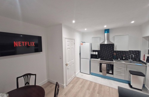 Hylands Apartment | Bright 2 bed maisonette flat in Romford