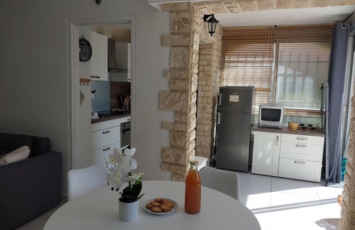Saint-Mandrier-sur-Mer Apartment | Bright 55m2 T3 with 90m2 garden, 400 m from the beach and shops