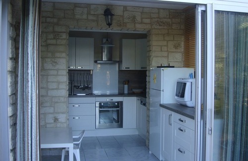 Saint-Mandrier-sur-Mer Apartment | Bright 55m2 T3 with 90m2 garden, 400 m from the beach and shops