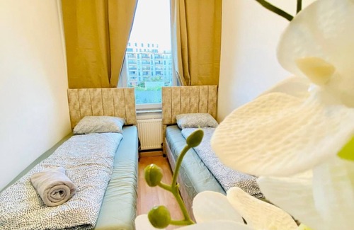 Liesing Apartment | Bright 5BR Shared Apartment w Great Transport Link