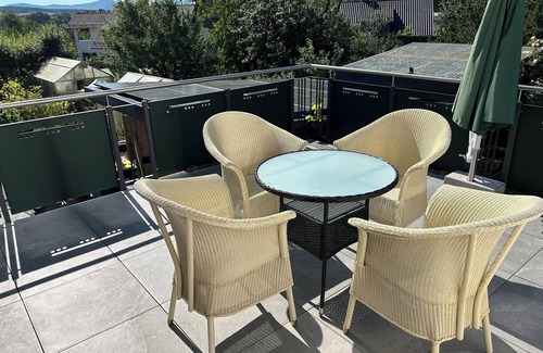 Fulda Apartment | Bright 87 sqm with Rhön view & sun terrace, city bus & A7 connection