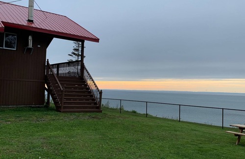 Bay of Fundy & Annapolis Valley Cottage | Bright and cozy cottage overlooking the worlds highest tides