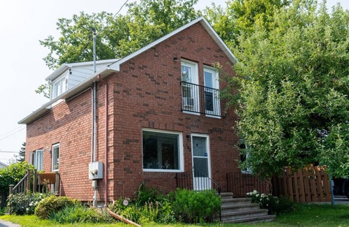 Gatineau House | Bright and Lofty 2BR in Gatineau
