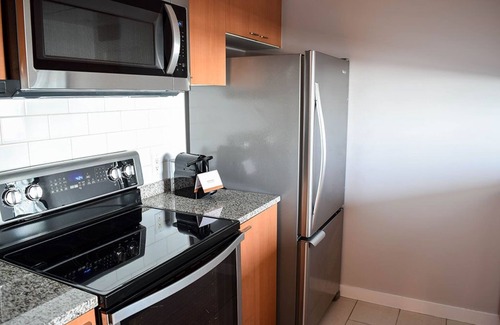 Coal Harbour Apartment | Bright and Modern 1 Bedroom at The Residences on Georgia