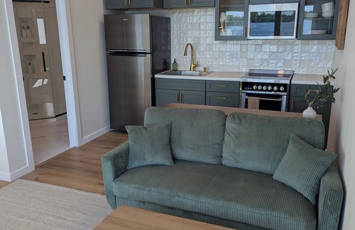 Underwood Cabin | Bright and modern tiny home on the lake!
