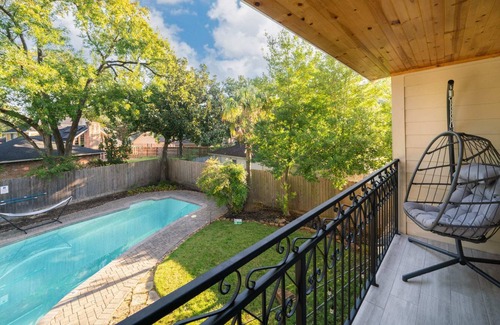 Jersey Village House | Bright and Spacious Home for w/ POOL (30+ Nights)