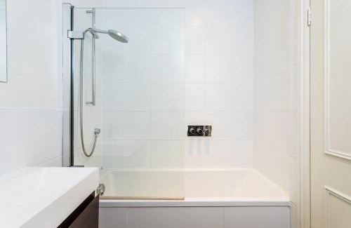 St. Helen's Apartment | Bright and Spacious Notting Hill Nest