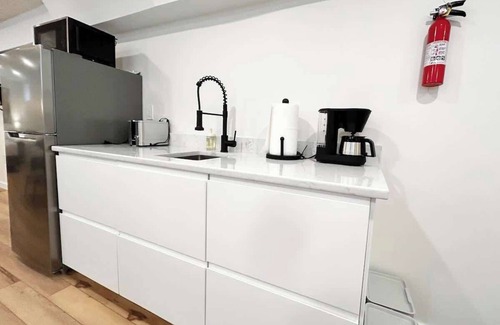 Arlington Apartment | Bright and Spacious Sleek Studio