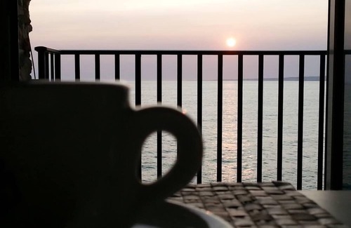 Cava dʼAliga Apartment | Bright apartment by the sea in Cava d'Aliga