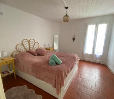Marseillan Apartment | Bright apartment in the historic center