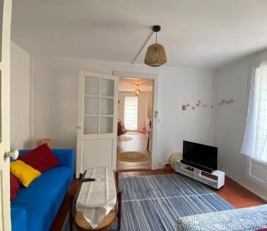Marseillan Apartment | Bright apartment in the historic center