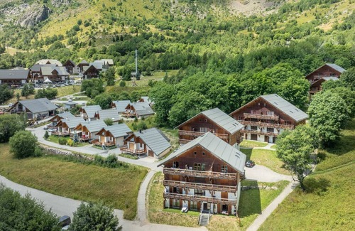 Saint-Sorlin-d'Arves Apartment | Bright apt 4/6 ppl, near the ski station, balcony