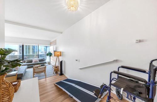 Downtown Honolulu Apartment | Bright Beach Style Condo Steps to Pool, Hot Tub and Parking