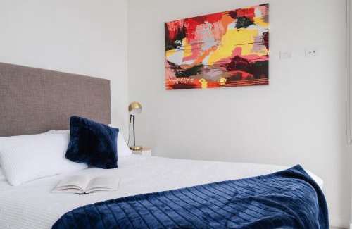 Spring Hill Apartment | Bright CBD 2 bedroom resort-style escape