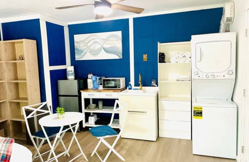 Windsor Hills Apartment | Bright Charming Garage Studio in North Central Austin Neighborhood
