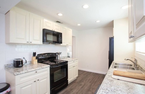 Palm Harbor Cottage | Bright, Clean and Cozy Coastal Cottage in Ozona