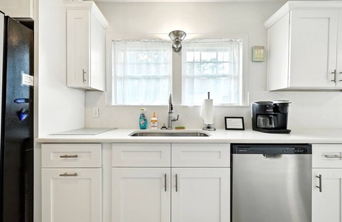 Candler House | Bright & Cozy retreat on Lake Weir with a beautiful white sandy beach!