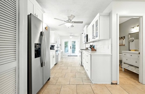 Candler House | Bright & Cozy retreat on Lake Weir with a beautiful white sandy beach!
