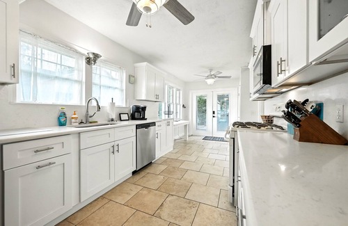 Candler House | Bright & Cozy retreat on Lake Weir with a beautiful white sandy beach!