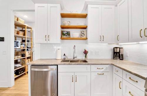 Northwest Quadrant Apartment | Bright Dreamy Cottage-Walkable to Water & Downtown