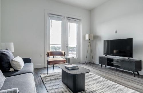 Highland Apartment | Bright Highlands 1br w pool wd gym ATX-199