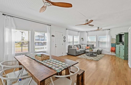 Jamaica Beach House | Bright Jamaica Beach Getaway Less Than 1 Mi to Shore!