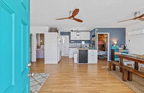 Jamaica Beach House | Bright Jamaica Beach Getaway Less Than 1 Mi to Shore!