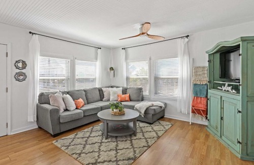 Jamaica Beach House | Bright Jamaica Beach Getaway Less Than 1 Mi to Shore!