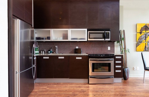 Midtown Toronto Condo | Bright loft one bedroom with den, steps to subway, Casa Loma and Yorkwille