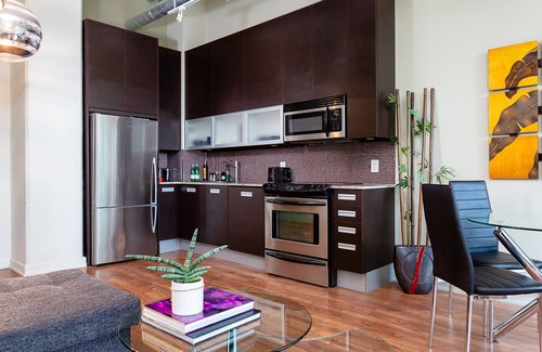 Midtown Toronto Condo | Bright loft one bedroom with den, steps to subway, Casa Loma and Yorkwille