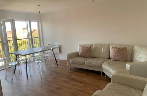Crosby Apartment | Bright modern 2 Bed Apartment Free Parking, walking distance to Crosby Beachn