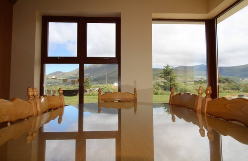 Ballydavid House | Bright, Modern House on the Dingle Peninsula. Wifi Available.
