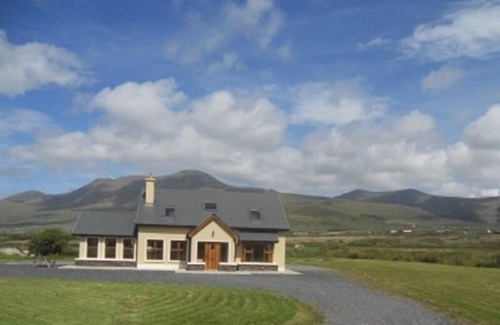 Ballydavid House | Bright, Modern House on the Dingle Peninsula. Wifi Available.