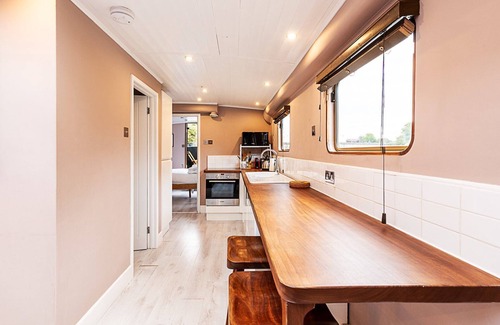London Borough of Hounslow Boat Rental | Bright & Modern Kew Bridge Houseboat