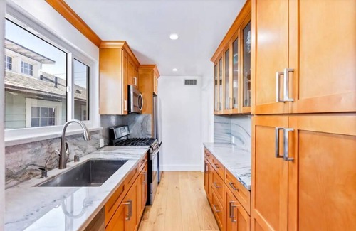 Tree Section Apartment | Bright Ocean Inspired Downtown Manhattan Beach Walk Street - Upper Unitn