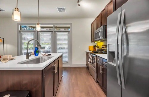 Fashion Square Apartment | Bright & Rustic Space Next To Fashion Square! Pool