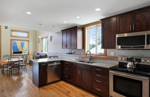 Courtenay Ski Chalet | Bright Spacious Timber Chalet at Mt Washington!