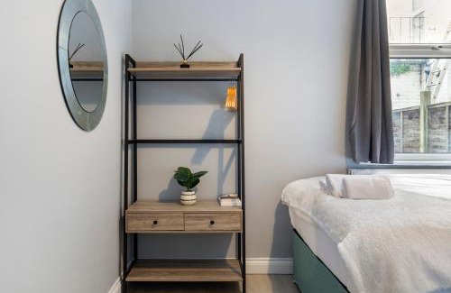 Stonebridge Apartment | Bright & Spacious London Flat - Sleeps 9