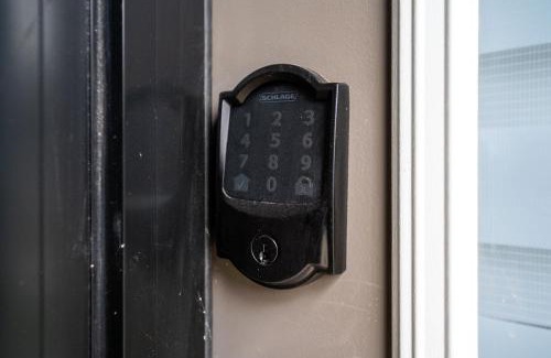 Oakville Apartment | Bright & Stylish Modern Townhome in Oakville!