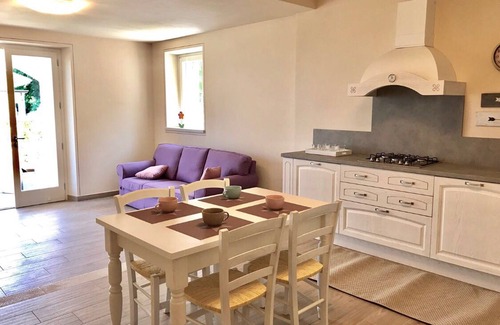 Ponti sul Mincio Apartment | Bright two-roomed apartment with patio and garden