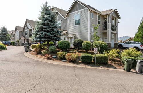 West Linn House | Bright West Linn 2BR w/Free Parking & In-Unit W/D, by Blueground
