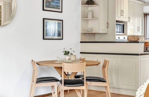 Brighton House | Brightly Beachside Where Jetty Rd meets the Ocean