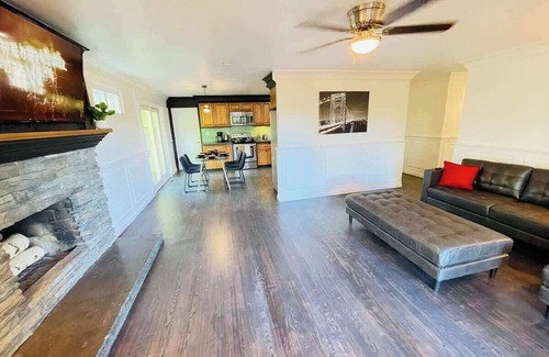 West University House | Brilliant West UNR 6TVs Sleeps 15 Pets OK