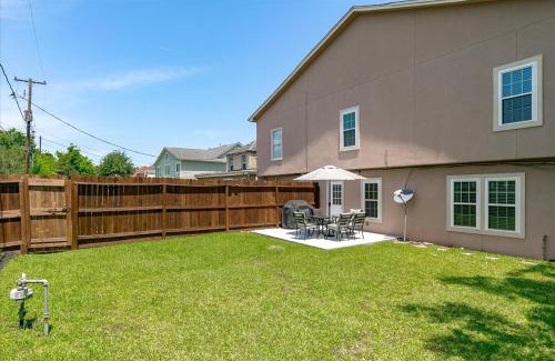 MacGregor House | Bring the Crew! 4BR Luxe Pad, Backyard Magic & City at Your Door