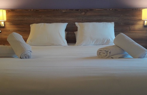 Lons Hotel | Brit Hotel Confort Pau Lons