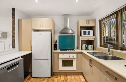 Sunshine Bay Apartment | Broadview Hideaway - Cosy 2 bed