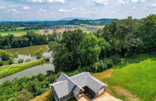 Kodak House | Broadview, River, Golf Course, Games, free Attraction Tickets, WIFI!