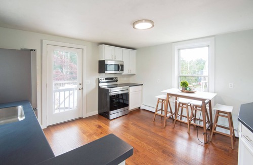 Off Broadway Apartment | Broadway Hideaway: Newly Renovated 3 Bed Unit- Broadway neighborhood- Newport
