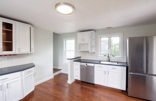 Off Broadway Apartment | Broadway Hideaway: Newly Renovated 3 Bed Unit- Broadway neighborhood- Newport